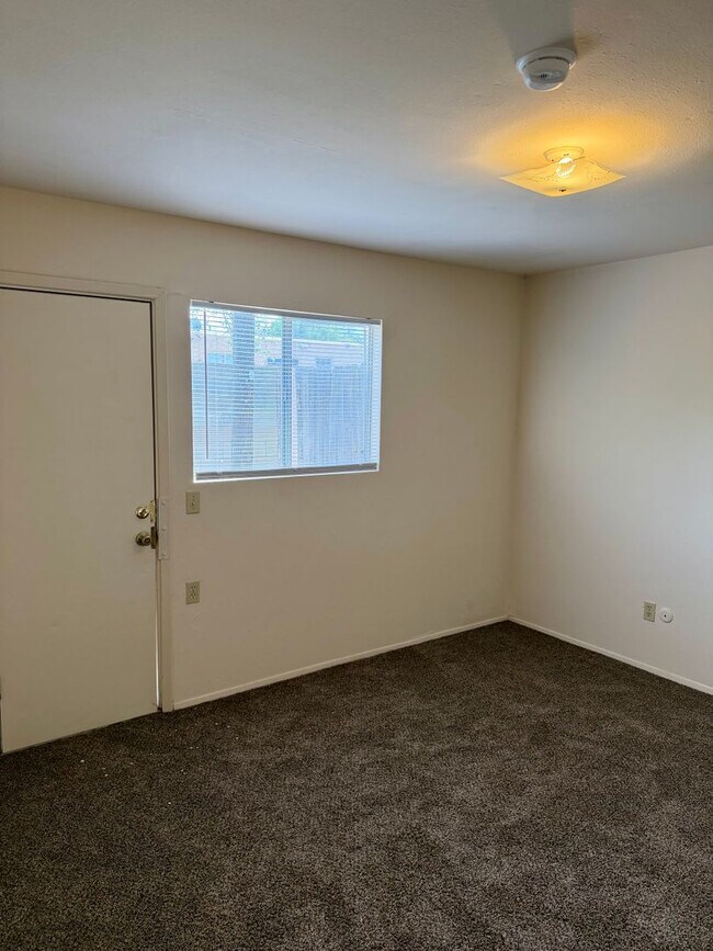 Building Photo - General Marshall St (216)