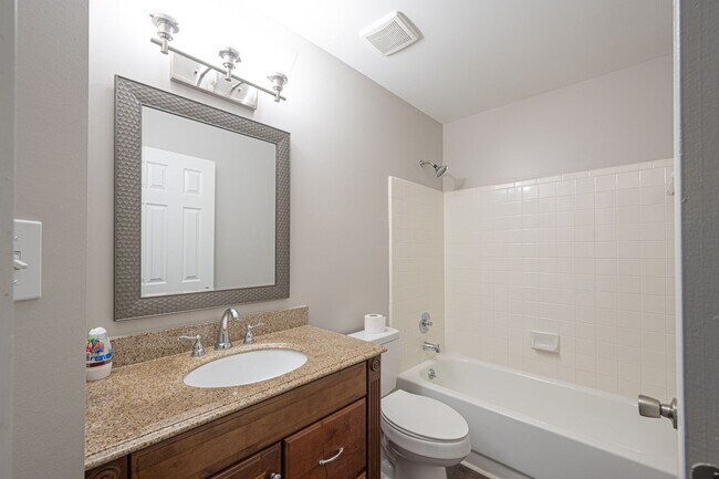 Building Photo - Updated 2 Bed, 2 Bath Condo in Charlotte