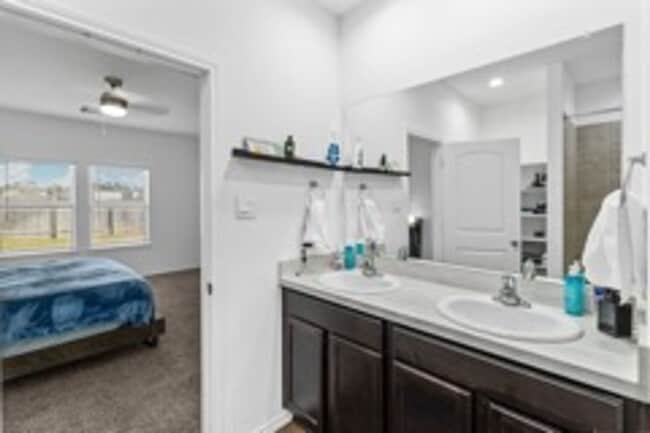Building Photo - Peaceful & Convenient: Near 45, 99 & IAH!