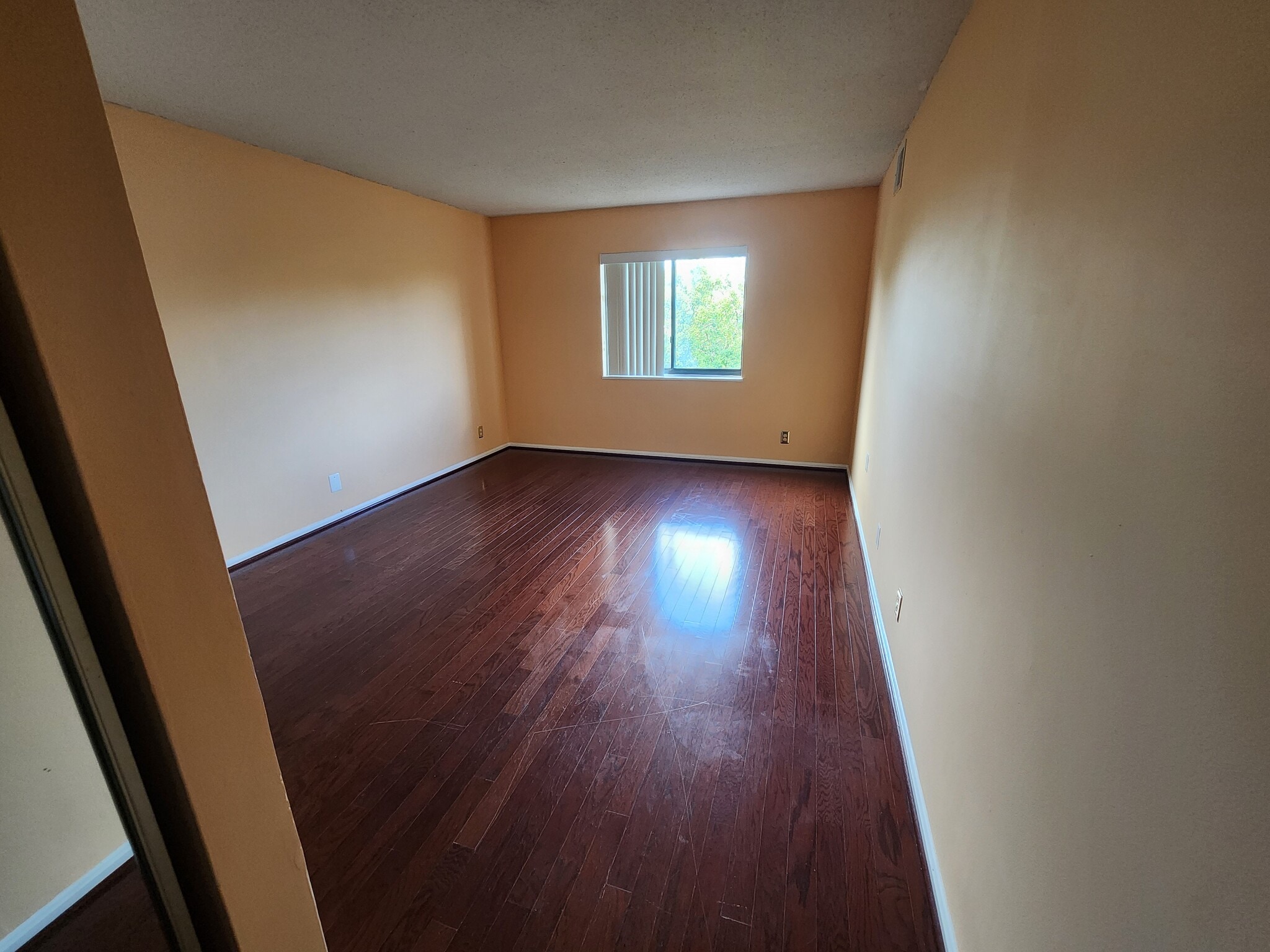 Master bedroom - 5901 Mt Eagle Dr
