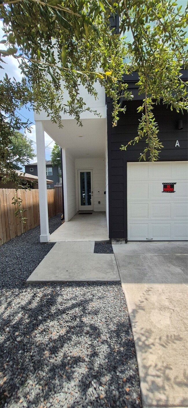 Building Photo - 221 Oriole St