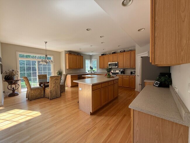 Building Photo - 755 Wedgewood Dr