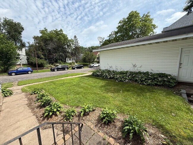 Building Photo - 688-690 Fairview Ave N