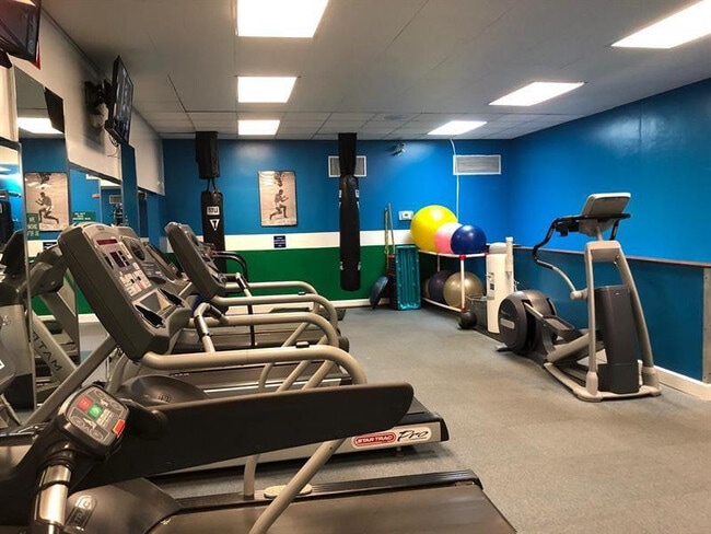 Building Photo - 4001 Carambola Cir N