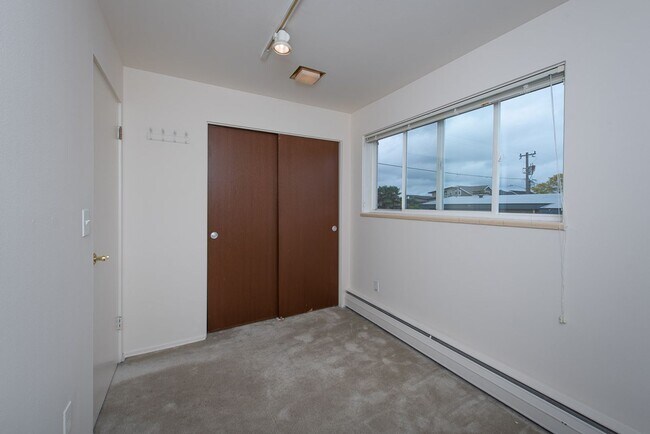 Building Photo - 2023