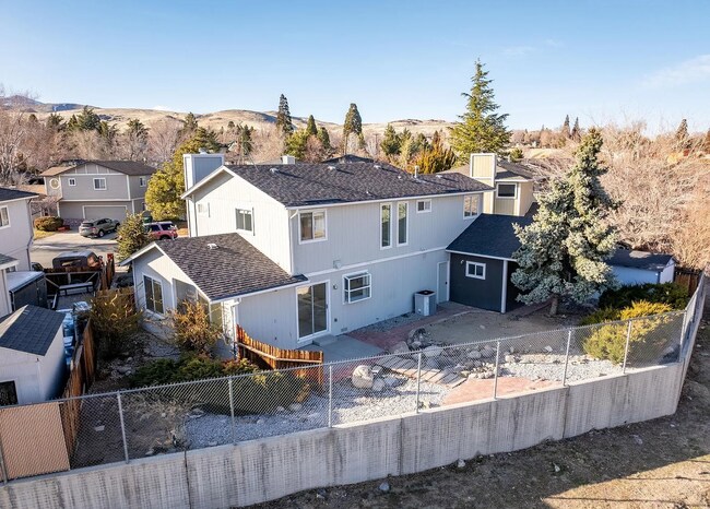 Building Photo - 3 Bed/2.5 Bath House w/ Yard Close to UNR