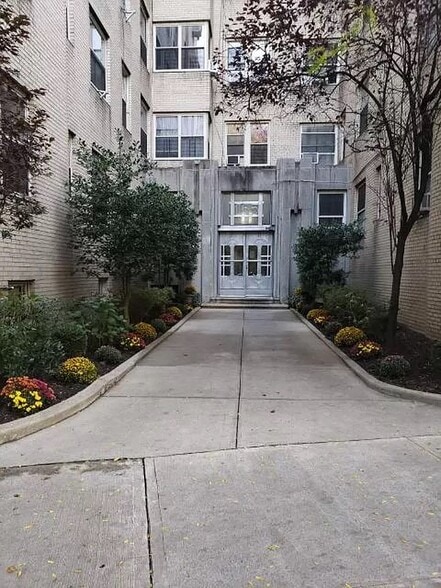 Primary Photo - 95 Seaman Ave