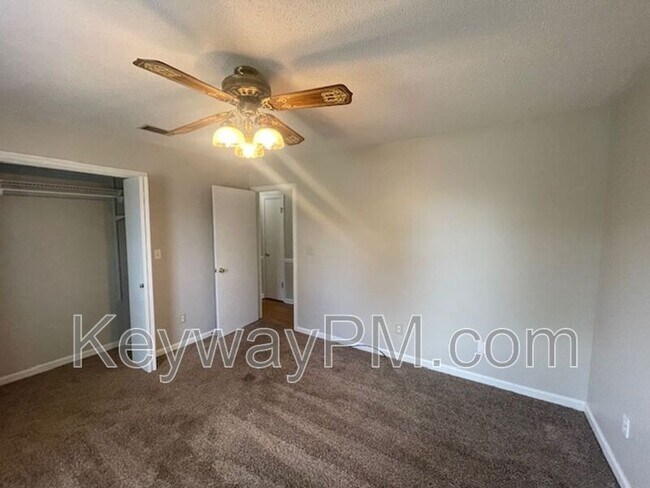 Building Photo - 622 Ridgefield Dr