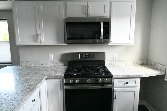 Building Photo - 330 Mang Ave