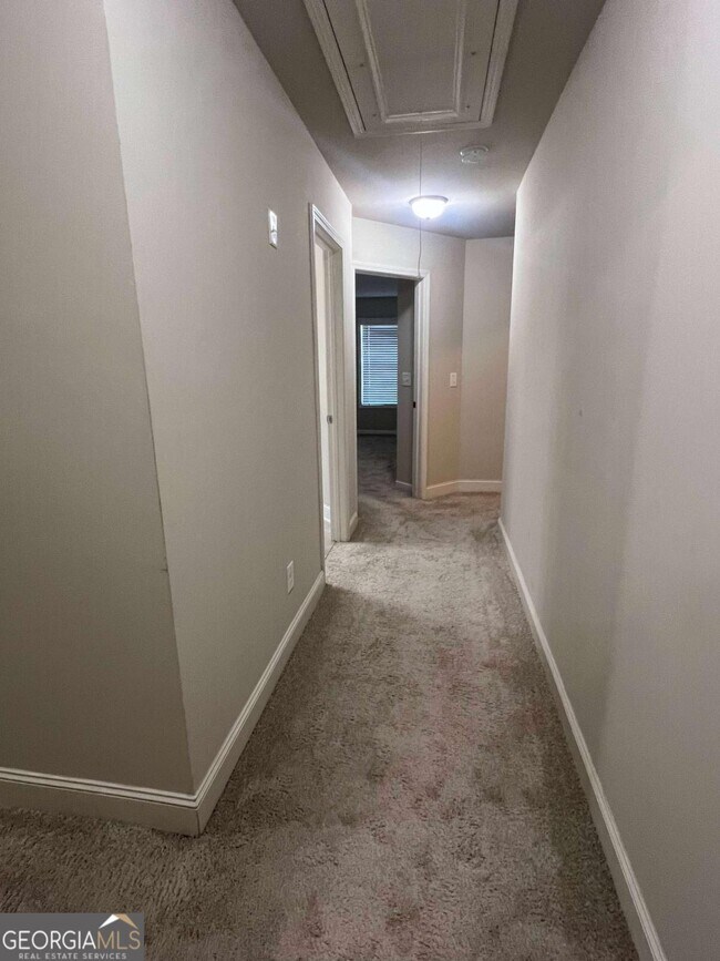 Building Photo - 225 Holdings Dr