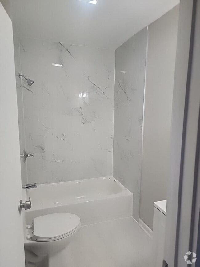 Building Photo - Newly Renovated 3 Bedroom Apartment