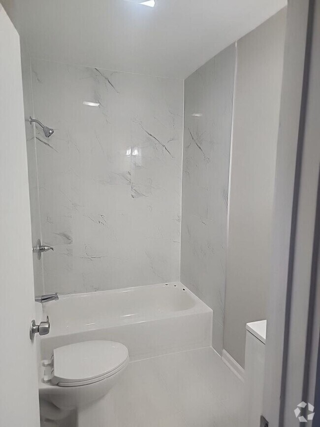 Building Photo - Newly Renovated 3 Bedroom Section 8 are We...