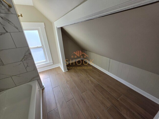 Building Photo - **MOVE-IN SPECIAL** Centrally Located and Remodeled 4BR Home