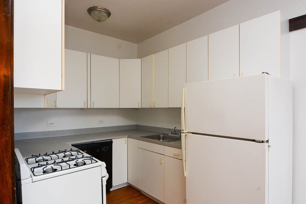 Building Photo - 824 W Waveland