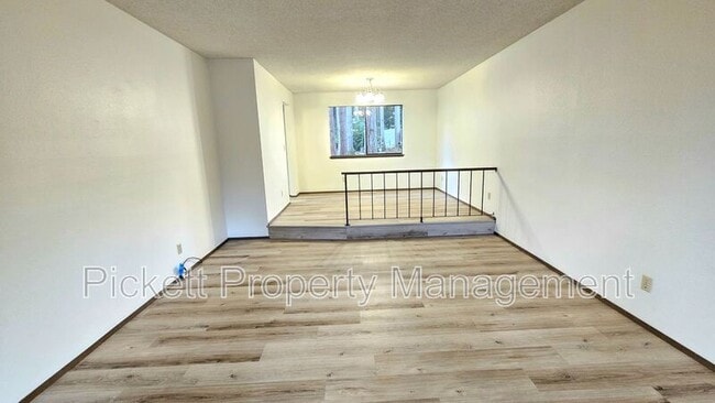 Building Photo - 5401 Pineridge Dr NE