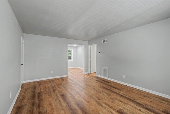 Building Photo - 2430 Coosawattee Dr NE