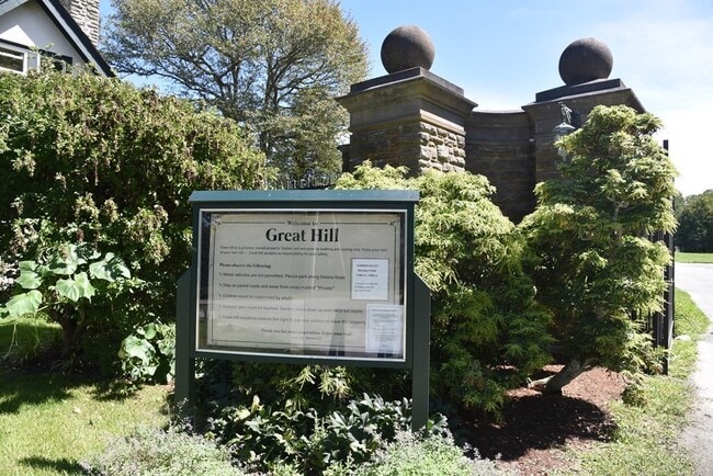 Primary Photo - 2 N Great Hill Dr
