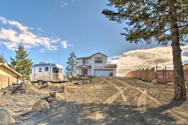 Building Photo - 3 Bedroom 2 Bath House In Cle Elum With Great Amenities and Sweeping Views