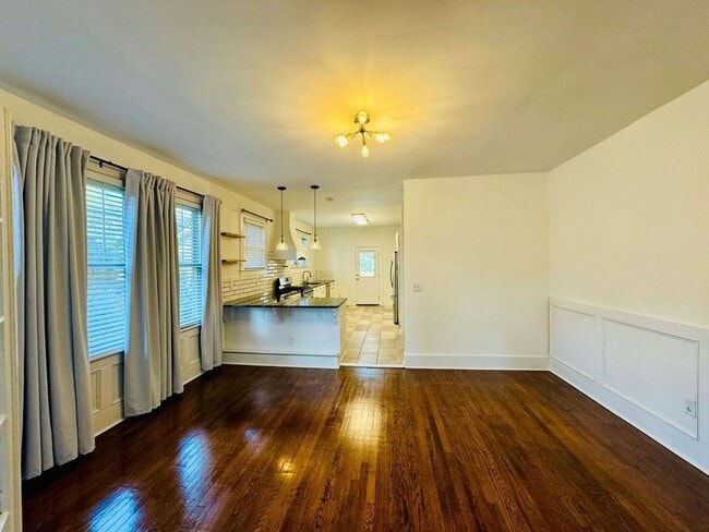 Building Photo - Available this Summer!! Beautiful 3 bed, 2 bath home located in Ardsley Park in Savannah, Ga!!