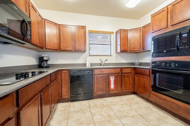 Building Photo - 928 E 6th St