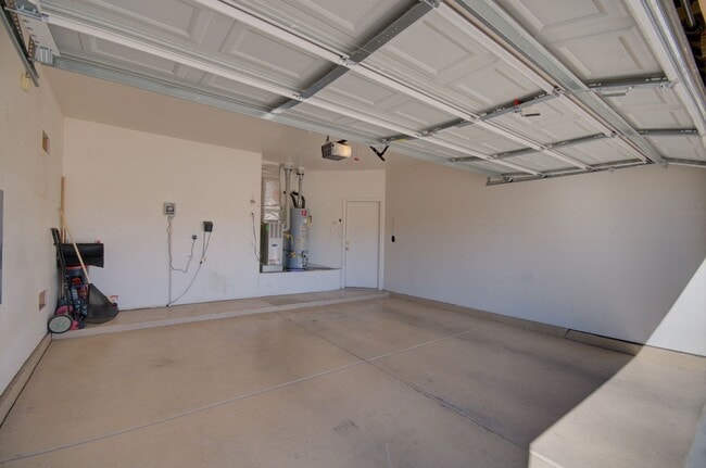 Building Photo - Amazing 3 Bedroom Near Rust Medical Center!!