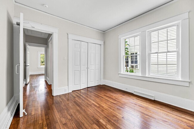 Building Photo - 1320 W Friendly Ave