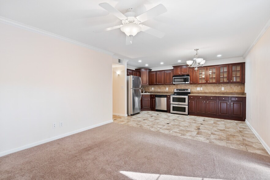 Building Photo - 747 N Hite Ave