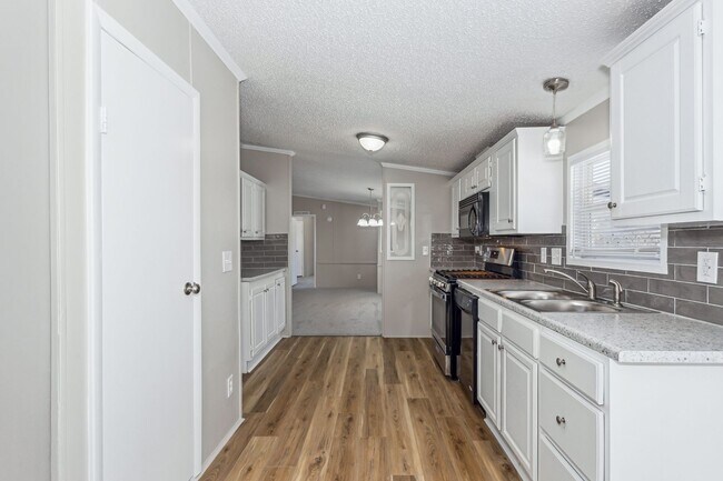 Building Photo - Adorable 3 Bedroom/2 Bath with lots of space! Available on 2/23/26!