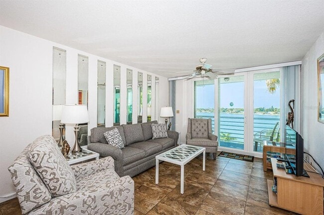 Building Photo - 5801 Bahia Del Mar Cir N