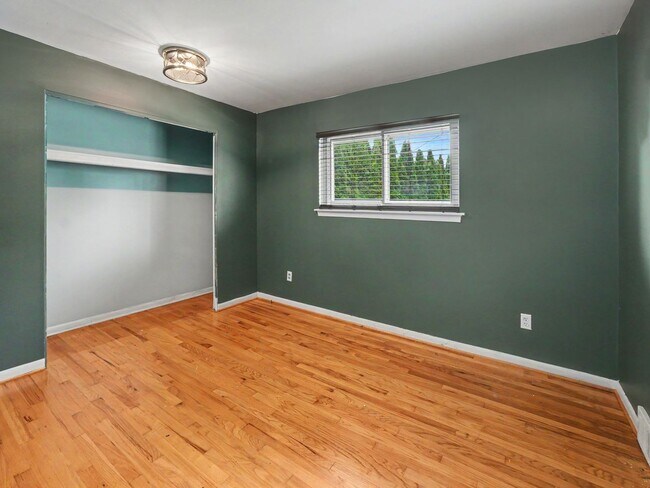 Building Photo - Beautifully maintained, move in ready 3 bed, 1.5 bath single family home