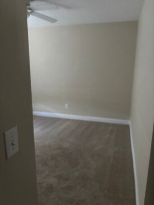 Building Photo - 162 W Hampton St