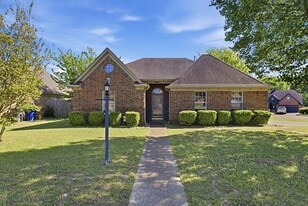 Building Photo - 10023 Woodland Grove Dr