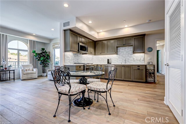 Building Photo - 627 Deep Valley Dr