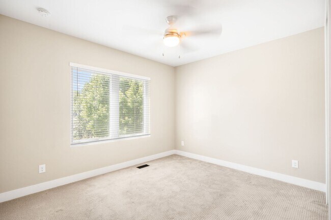 Building Photo - 3BD, 4BA Sunnyside Home With Office and Rooftop Deck