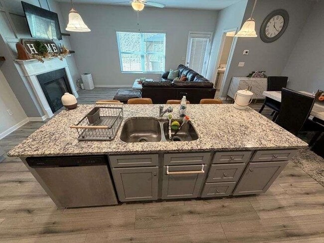 Building Photo - 7565 Knoll Hollow Rd