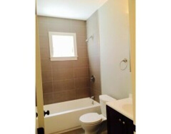 Building Photo - 39 Beech Glen St