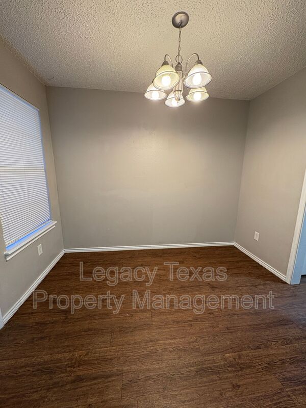 Building Photo - 1610 Sun Valley Dr