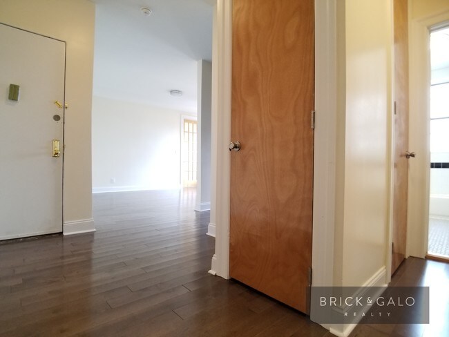 Building Photo - 224-24 Hinckley Pl