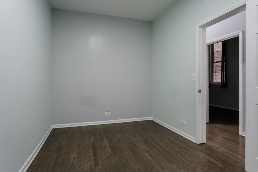 Building Photo - 1876 N Hoyne Ave