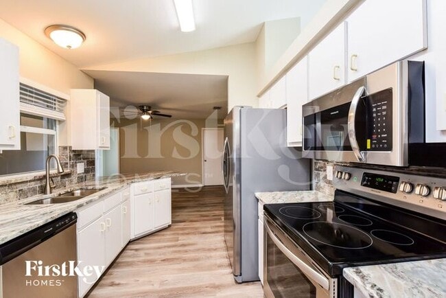 Building Photo - 3330 SW 27th Ave