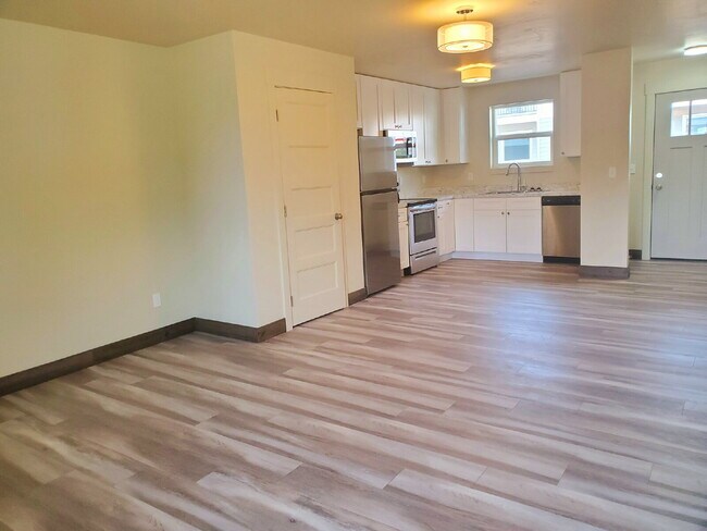 Building Photo - 2 bed, 2 bath with great views!