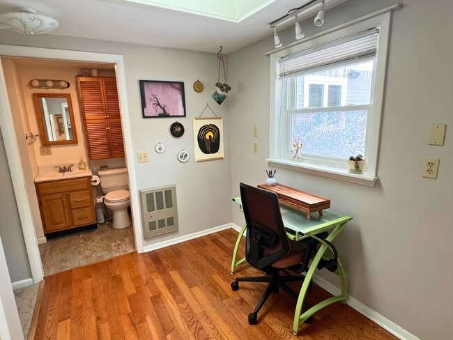 Building Photo - Bright 1BD/1BA Duplex Apartment in Williston