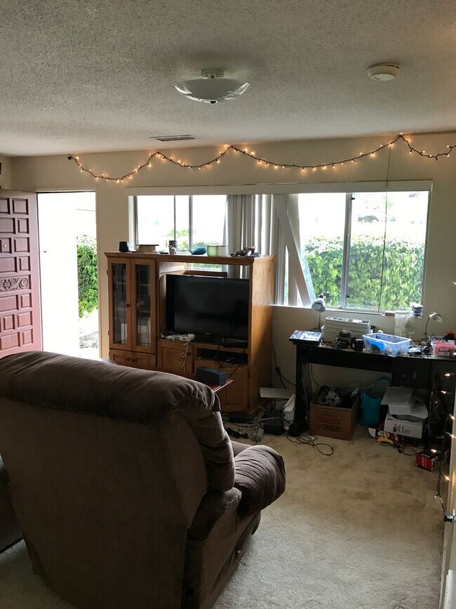 Building Photo - *DEPOSIT PENDING* 4 Bedroom 3 Bathroom House w/ Enclosed Yard!