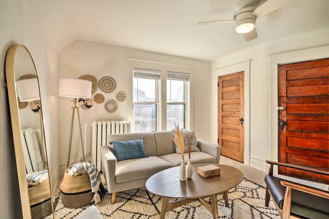 Building Photo - Charming Upper Level Duplex