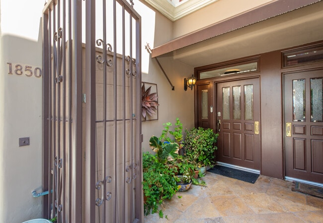 Building Photo - 1850 San Jacinto St