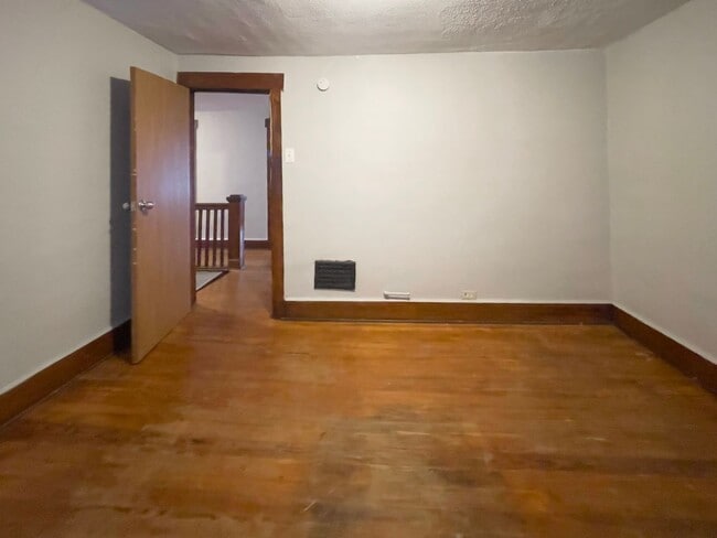 Building Photo - PRELEASING for AUGUST! Close to Campus: Washer and Dryer Included