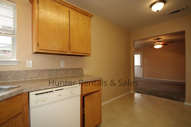 Building Photo - Conveniently Located!!!