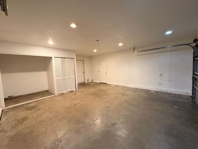 Building Photo - 4 Bed, 2 Bath in Bloomington!