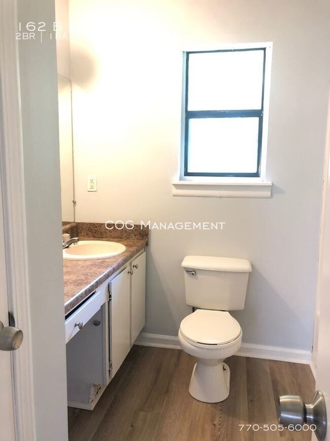 Building Photo - Cute 2 bedroom 1 bath Duplex!
