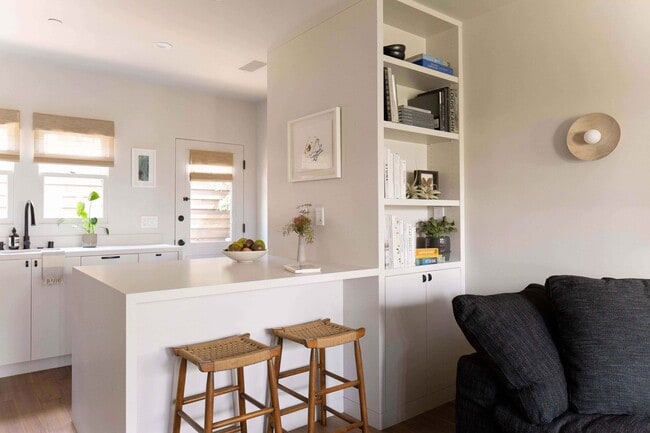 Building Photo - 1 Bed / 1 Bath Bungalow - 2 Blocks from the beach in Santa Monica